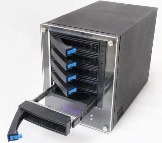 RAID已经是一种在服务器上广泛应用的磁盘技术,磁盘阵列(Redundant Arrays of Inexpensive Disks,RAID)有“价格便宜且多余的磁盘阵列”之意,原理是利用数组方式来作磁盘组,配合数据分散排列的设计,提升数据的安全性。